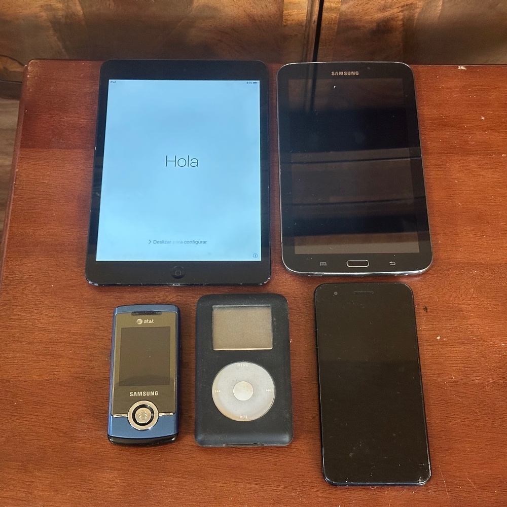 Apple IPad/Walkman/LG/Samsung Tablet Phone Bundle